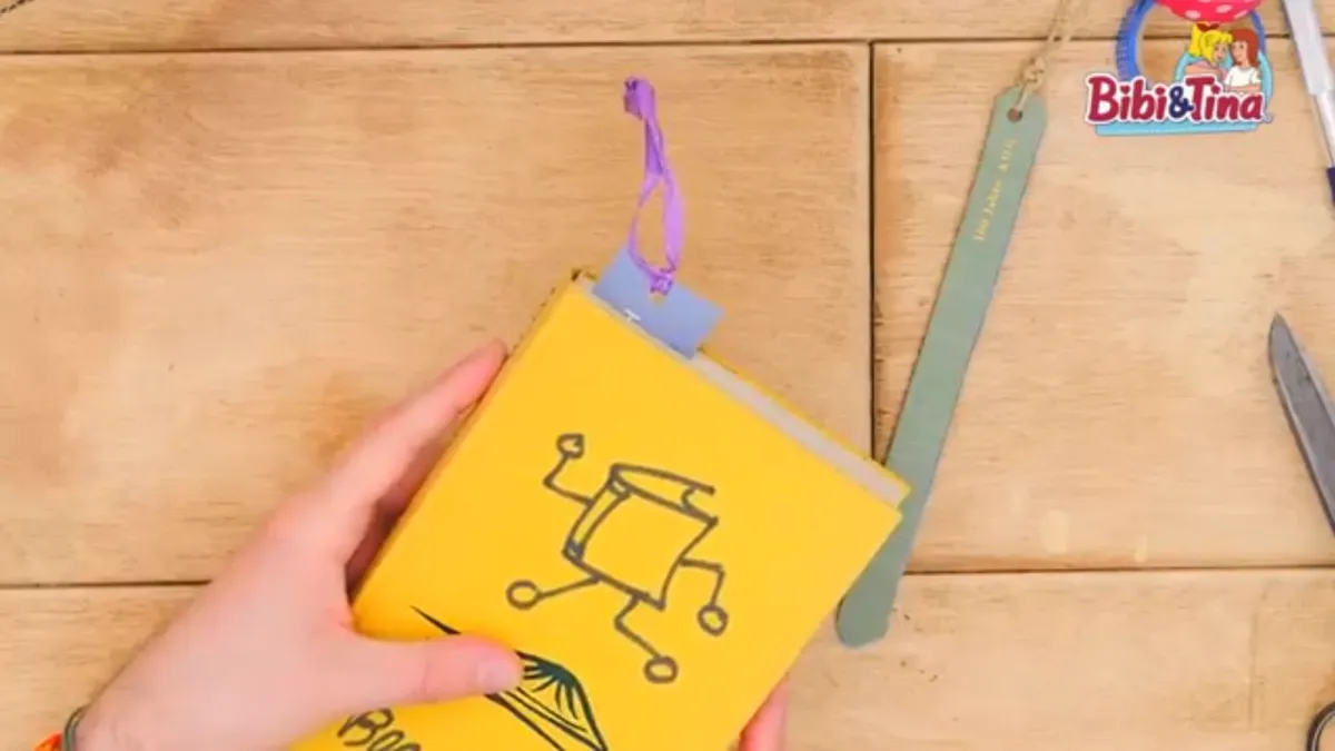 Bastelanleitung Lesezeichen aus alten Büchern